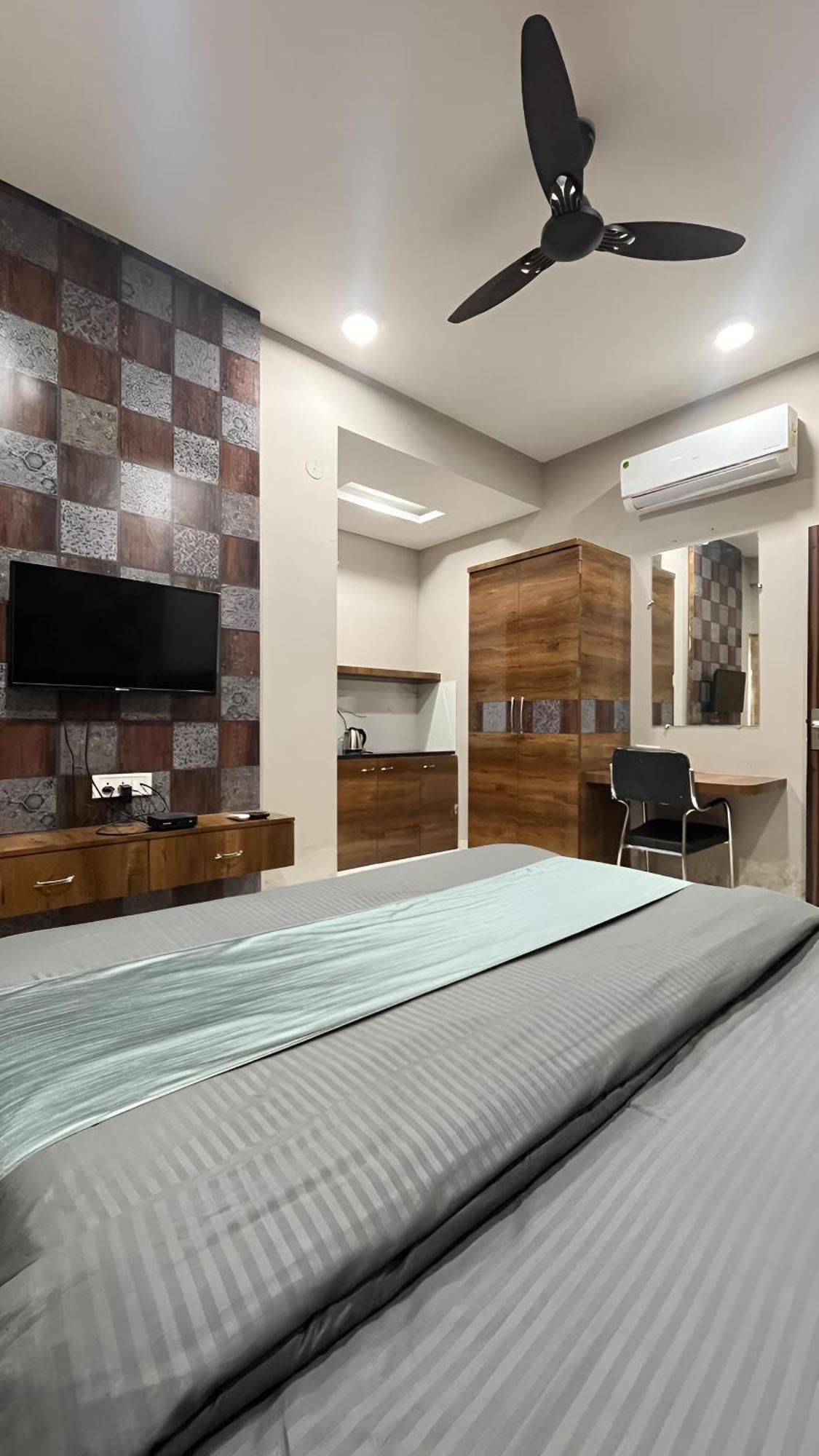 Hotel Evanka Индор Екстериор снимка