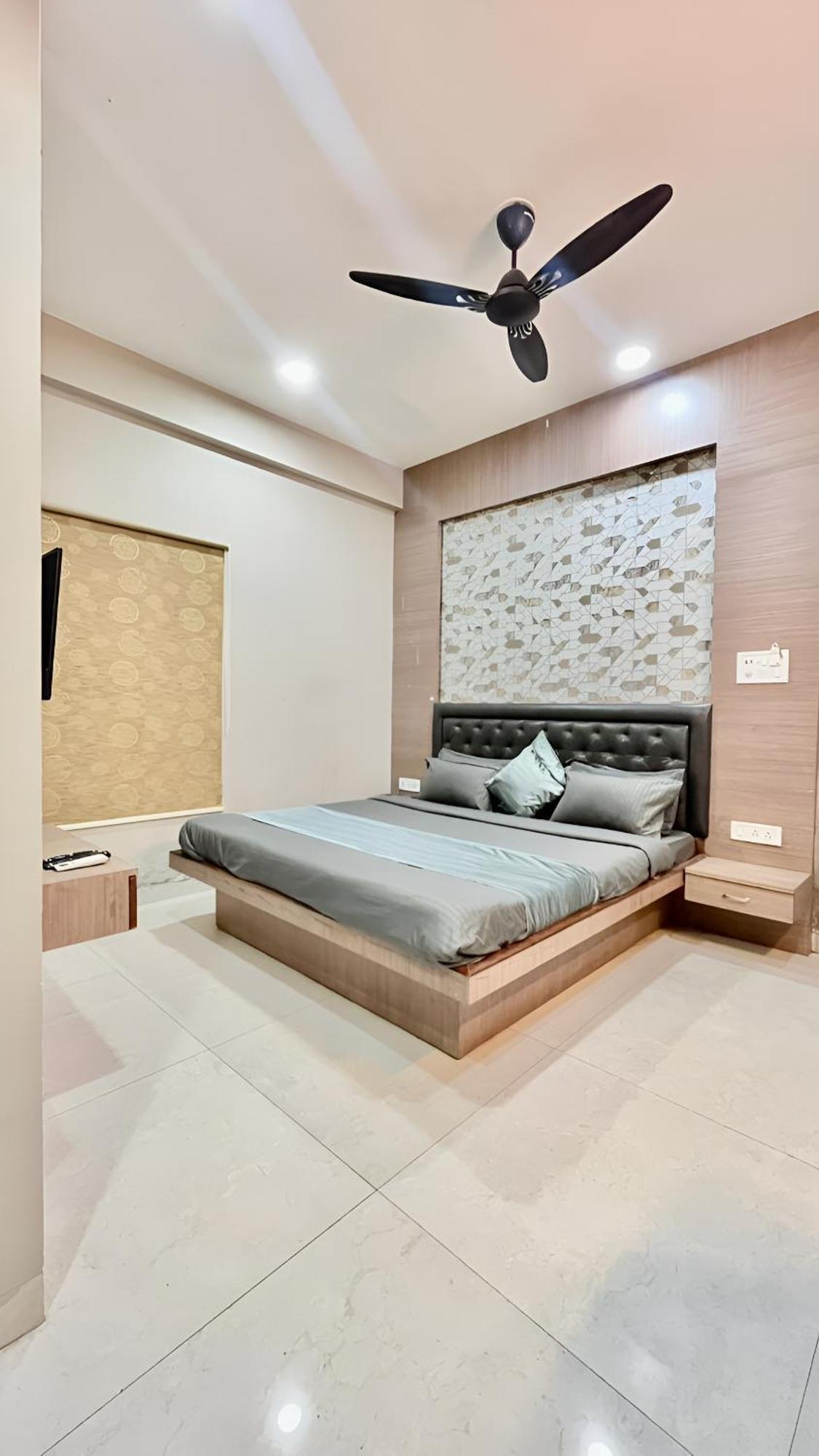 Hotel Evanka Индор Екстериор снимка