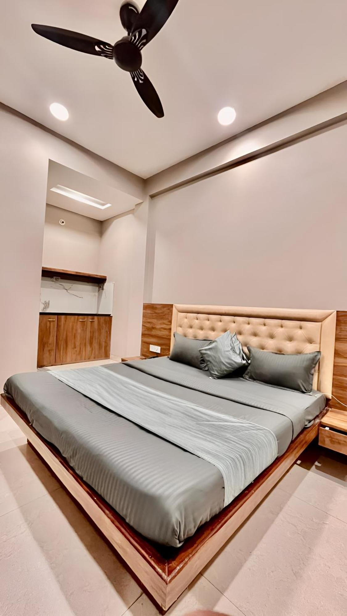 Hotel Evanka Индор Екстериор снимка